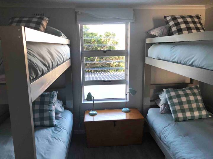 2 x bunk beds = sleeps 4