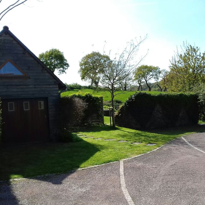 garage avec derrière terrain de jeux