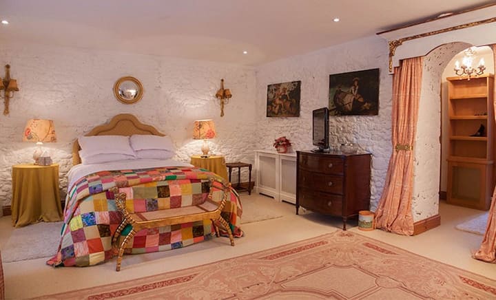 Главна спалня с разходка в гардероб и самостоятелен душ и вана. 