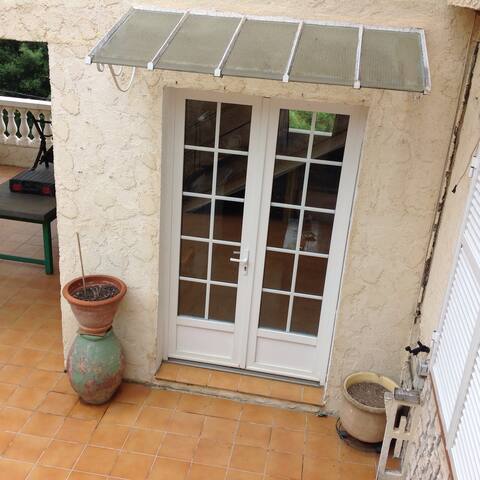 Entire home with 1 bedrooms in Menton - T2 dans villa avec une grande terrasse et parking