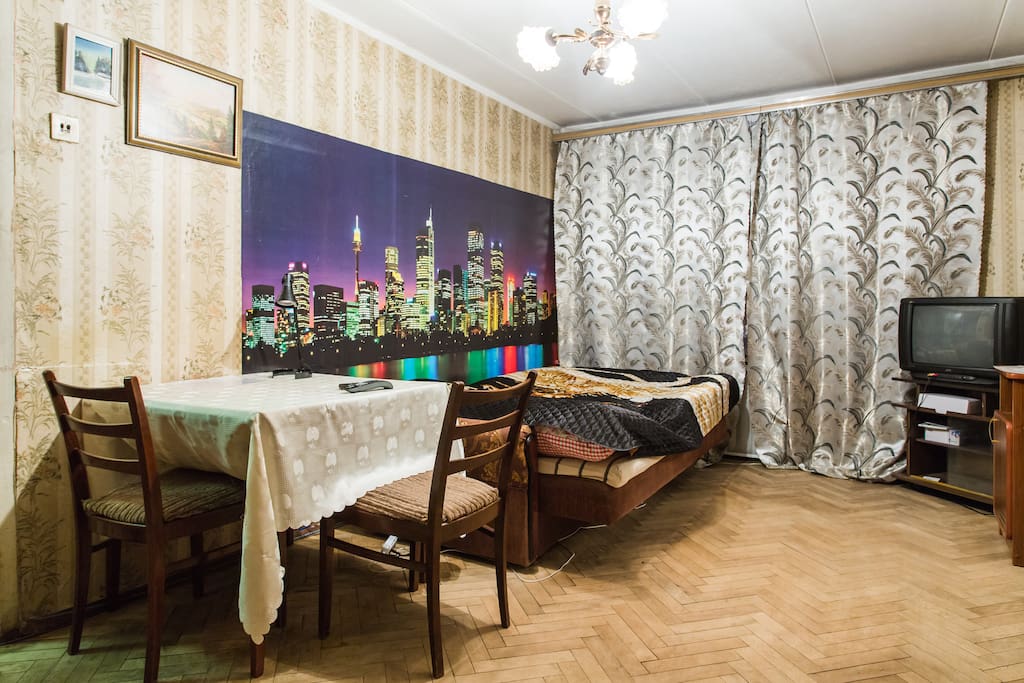 Первая комната, стол, телевизор