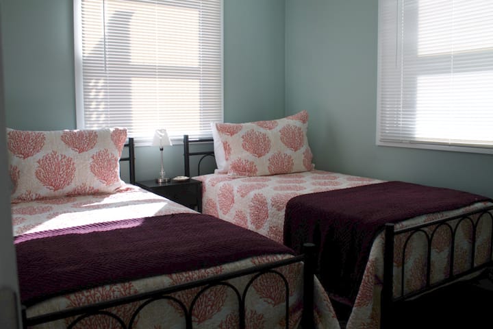 Საძინებელი ორი ერთადგილიანი საწოლით(შესაძლებელია გაერთიანება King-ის დასამზადებლად)