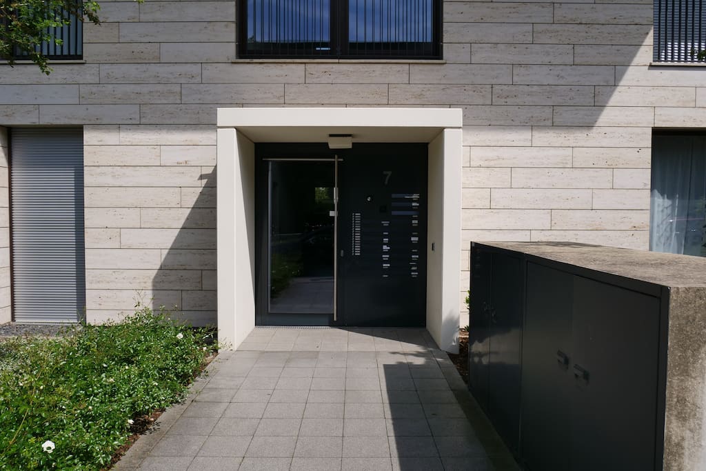 Eingang, Herbert-Lewin-Str. 7