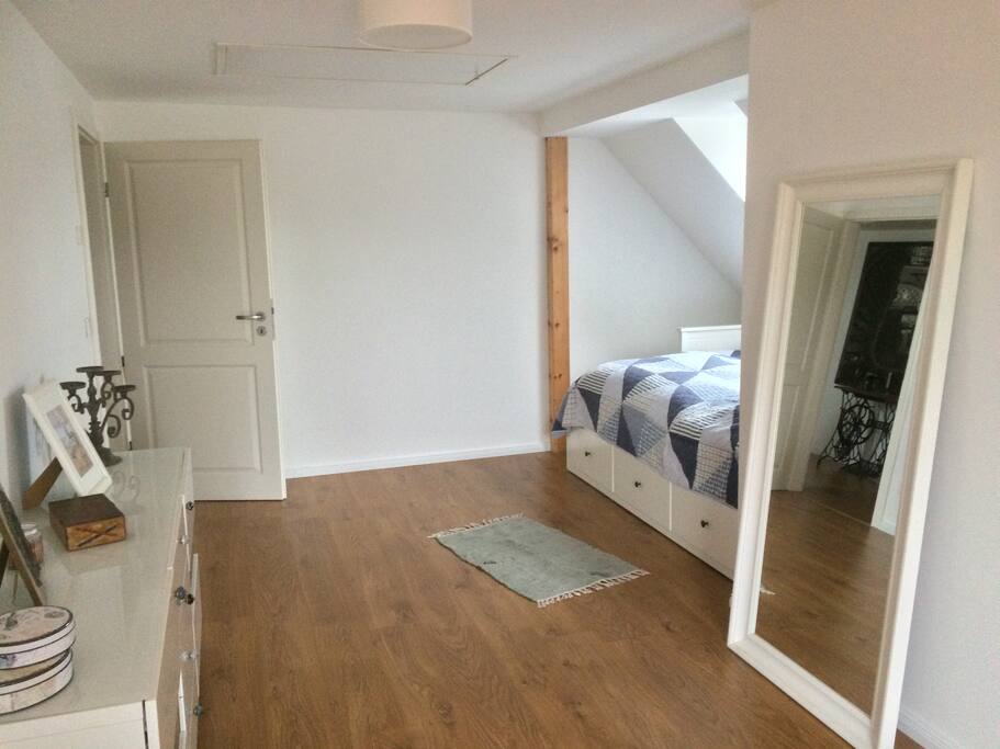 Das 1. unserer 3 Gästezimmer: das blaue Zimmer, mit Dachfenster direkt überm Bett. Der begehbare Kleiderschrank bietet Platz für Euer Gepäck. Bei Bedarf können weitere Matratzen dazugelegt werden.