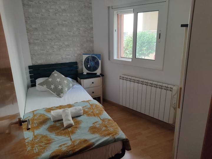 Bedroom with single bed 