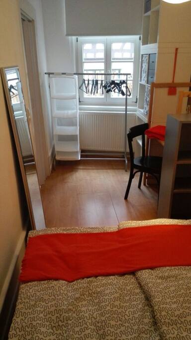 Helles Zimmer mit Sprossenfenstern