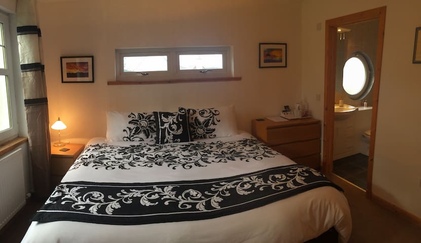 The Broomage - Bedroom with Ensuite