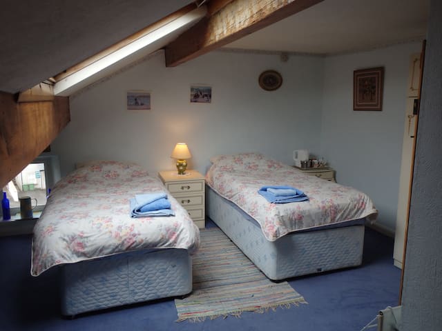 Cosy twin room in a quiet location