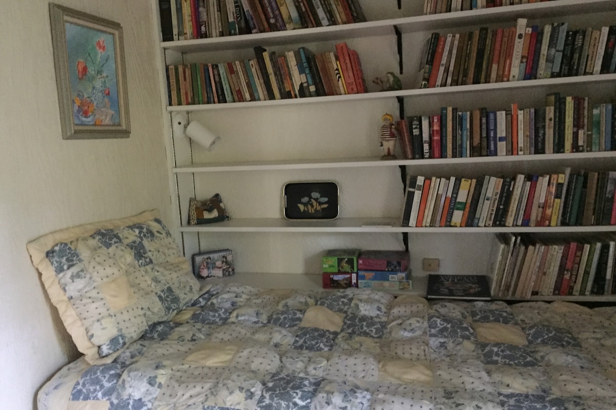 Помалата спална соба, исто така, има клима уред, а  над двокреветниот кревет има простор на поткровјето доволно голем за мал душек, добро прилагоден за дете кое може безбедно да се движи по скалата во темница (најверојатно во опсегот од 9 до 12 години).
