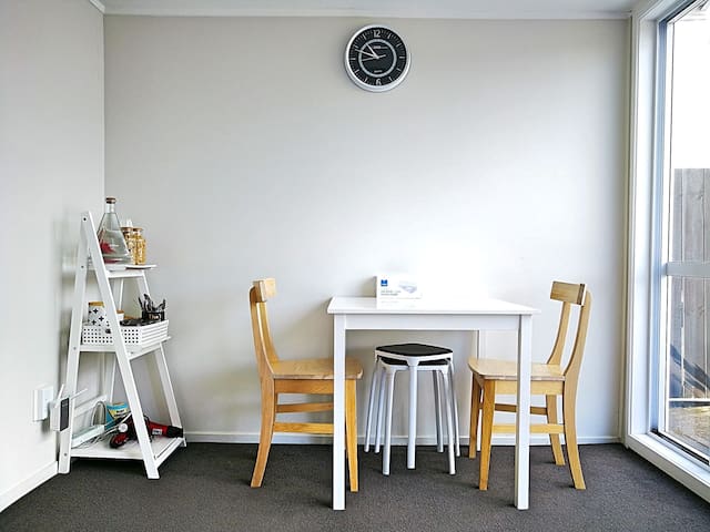 5 KM from Auckland airport.Idael for 1-4 people