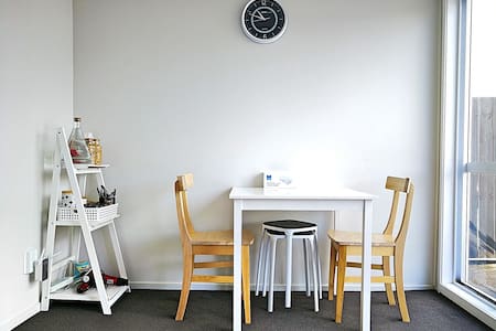 5 KM from Auckland airport.Idael for 1-4 people