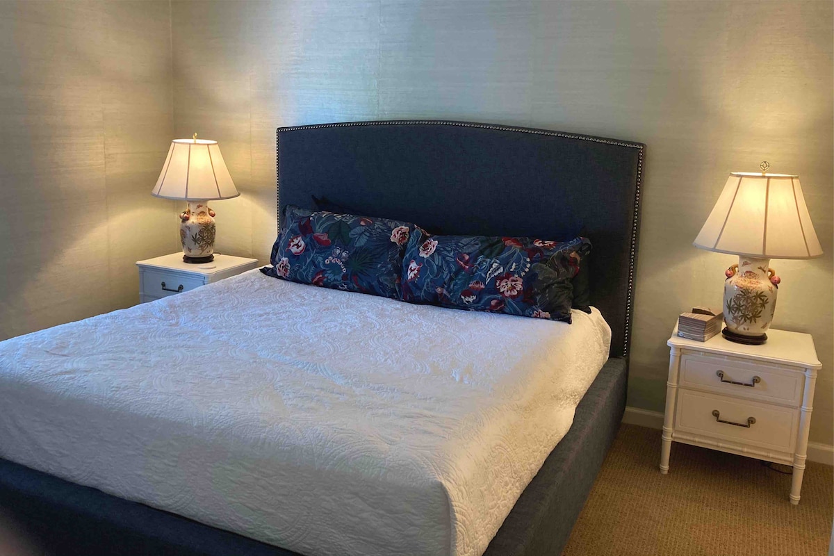 Მთავარი საძინებელი - შპალერი ახალ ბალახში, ახალი ავეჯით და თეთრეულით