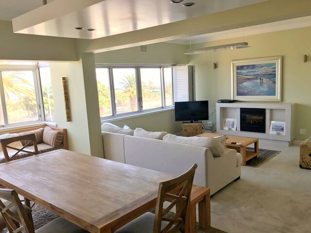 Modern Bright Seafront Mouille Point Apartment gallery image 2