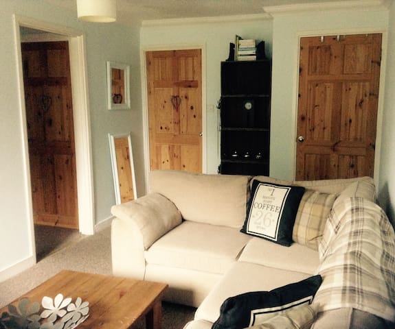 COVID clean self-contained Flat - Racecourses/Town