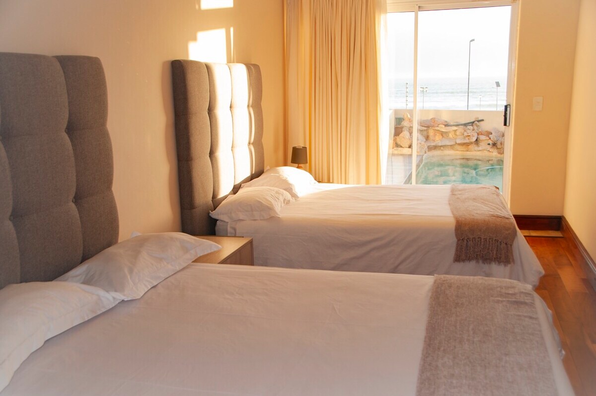 Bedroom 3 with pool and sea view and a bathroom with bathtub 