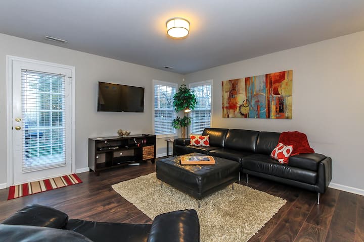 Contemporary Home Near Uptown & South Park - Charlotte, NC