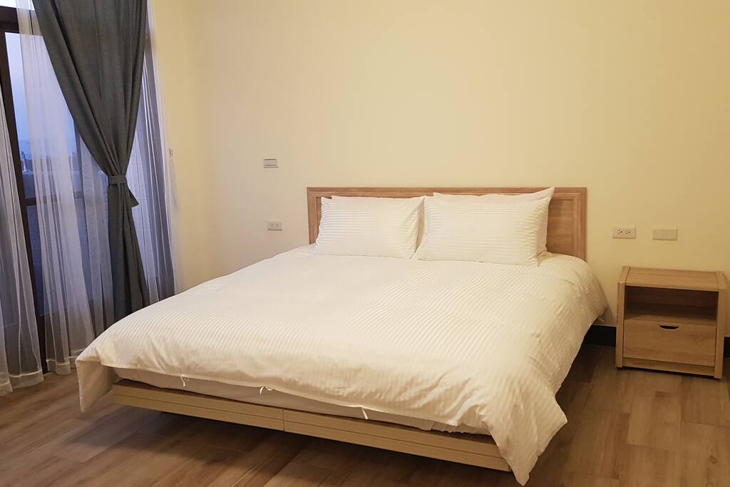 雙人床 one big double bed