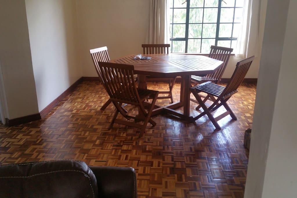 Dining room with space for 8 people for dinner