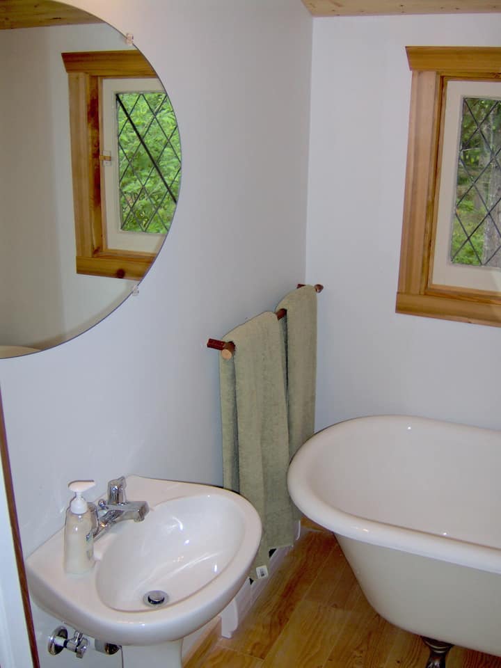 Above All Cottage on Quadra Island Guesthouses for Rent in Quathiaski Cove, British Columbia