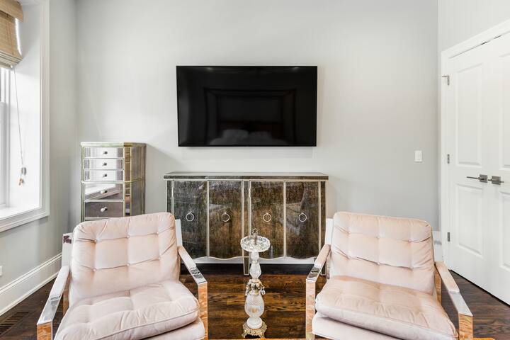 Spacious Five Bedroom Home in Trendy Chicago Neighborhood gallery image 4