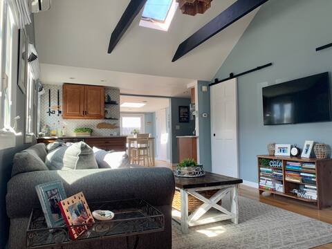 Cheerful 3BR cottage w/patio, king bed and parking