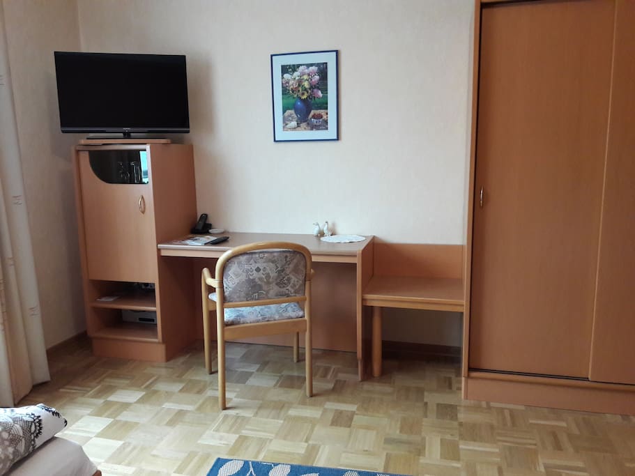 Schreibtisch, Fernseher mit Kabelanschluss, Kühlschrank, Telefon und Kleiderschrank