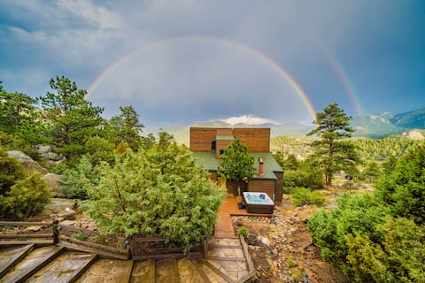 Best Views, Hot Tub Near National Park! King Beds!