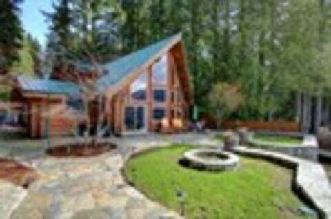 Breathtaking log cabin on a very unique scenic lk.