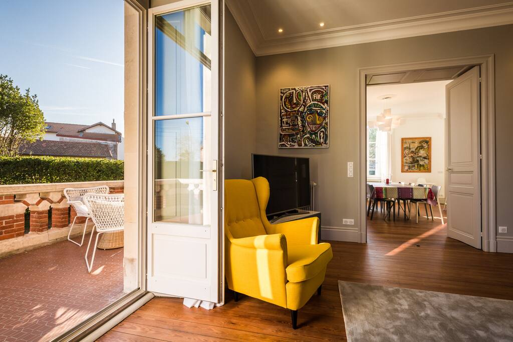 Le chaleureux salon ouvert sur la terrasse / the warm living room open on the terrace