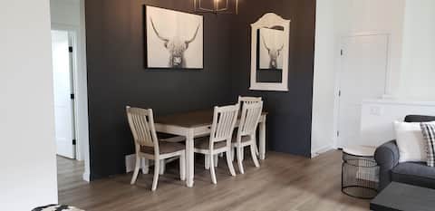 Top Airbnb: The Prairie View~New Upper Duplex in Grande Prairie