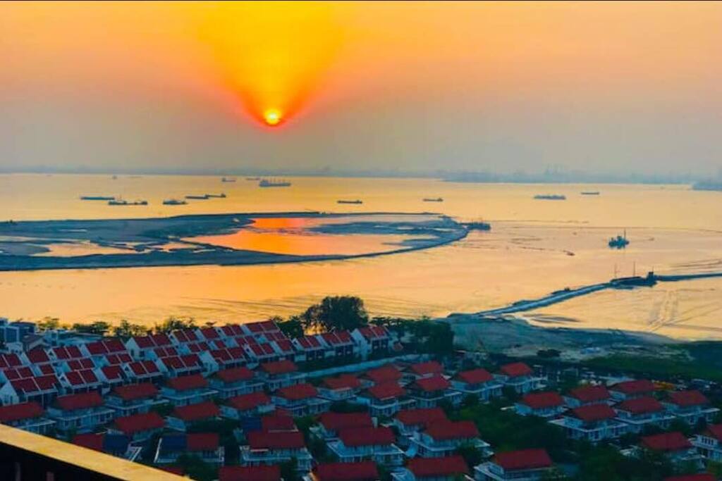 Sunrise Seaview in Tanjung Tokong (日出海景房)