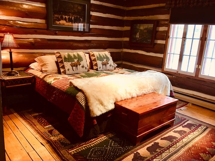 Spavaća soba na prvom katu s bračnim krevetom (širine 180 - 200 cm)