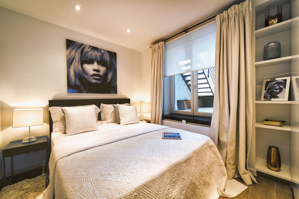 Bedroom 1 with Queen Sized Bed / Smart TV