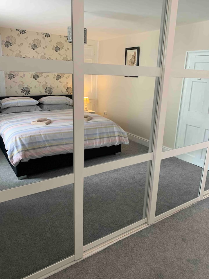 Dhoma kryesore e gjumit, krevati super king, gardërobë e pasqyruar, porta shtesë për bebe dhe krevat do të mbahen këtu.