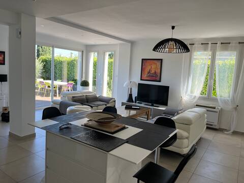 Propriété Airbnb réussie: Air-conditioned Villa St André with swimming pool and garden à Villeneuve Lès Avignon