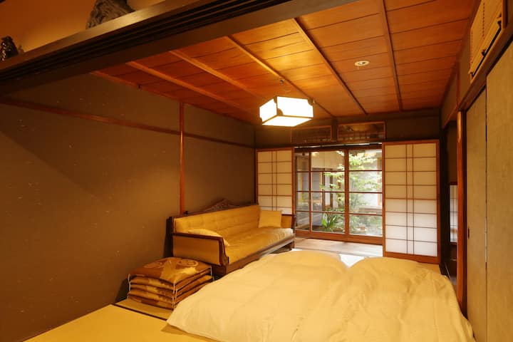 10名以上のグループが寝室としてリビングを使う必要があります 
