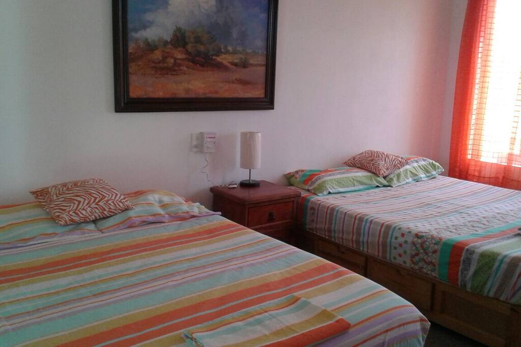 Amplia recamara con camas queen y matrimonial