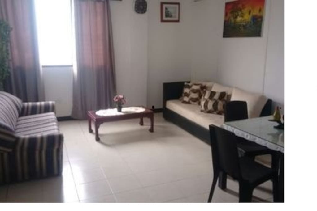 Amplia y cómoda sala con dos sofá cama y un comedor.