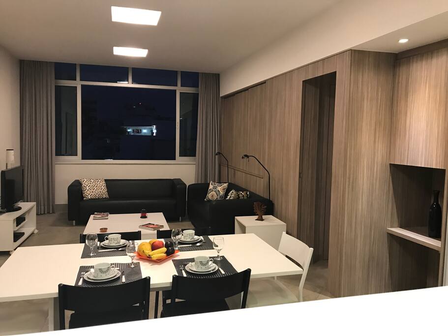 Sala de jantar e de estar - entrada deum quarto à direita