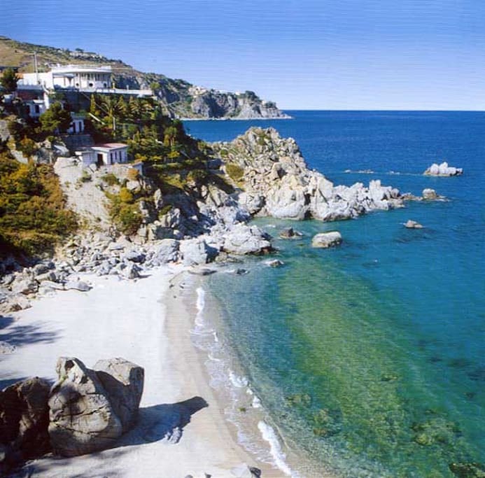 spiaggia di Caminia a 4 Km