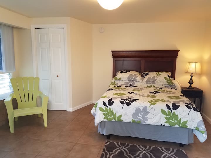 חדר שינהמס '3 מיטת קווין סייז ואריחי קרמיקה. רק חדר שינה למטה בקומת הקרקע.