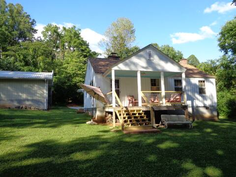 Historic year-round cabin along lakeshore w/dock