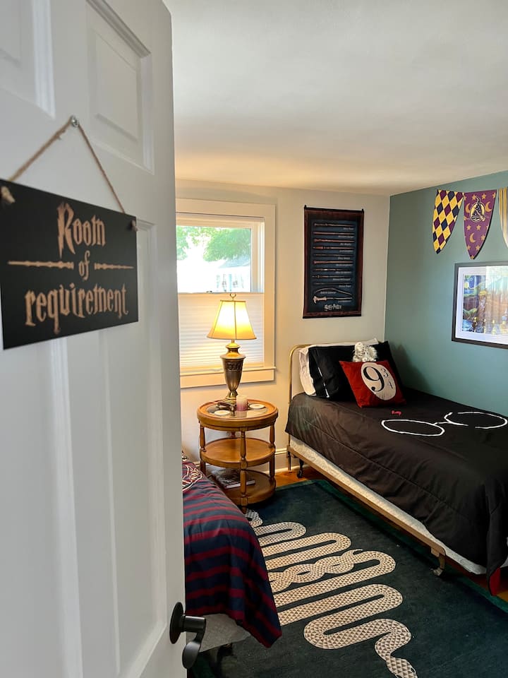 双人床配有「哈利·波特」主题床垫和床垫。 如果您携带孩子出行，请随时联系我们！

用0.5镜头拍照。