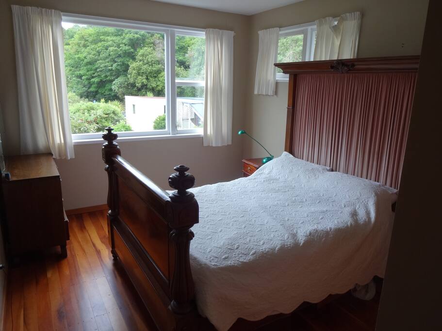 Bedroom: drawers & wardrobe available