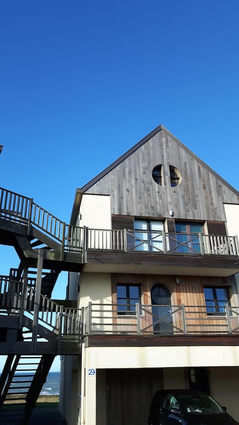 Duplex posé sur la falaise vue mer