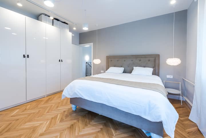 Соба - брачен кревет (широк 180-220 см