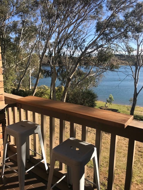 Lakeside Retreat-great view, walk to town