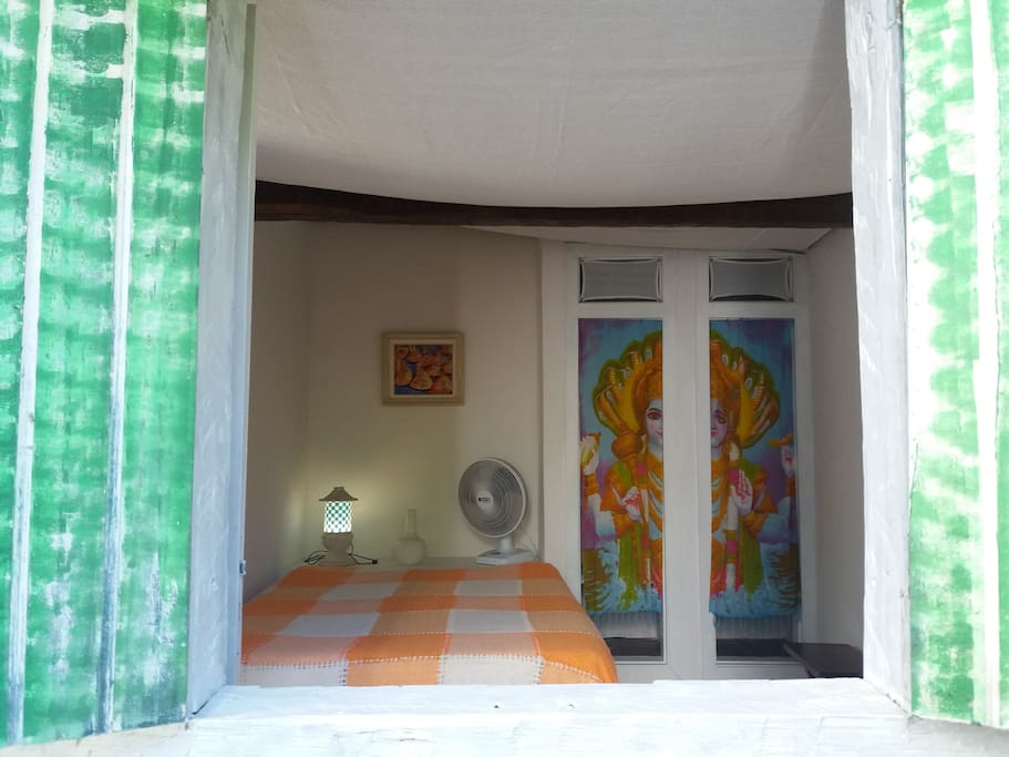 Graciosa suite independente p/ 2 pessoas, com armario.
Ótima localização a 700m da praia e 250m da av. principal de Búzios, rua tranquila.