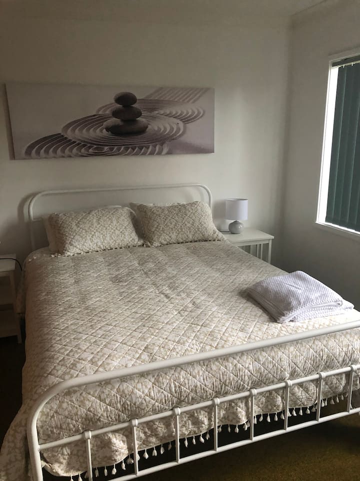 Მთავარი საძინებლის საწოლი 152 × 203 სმ