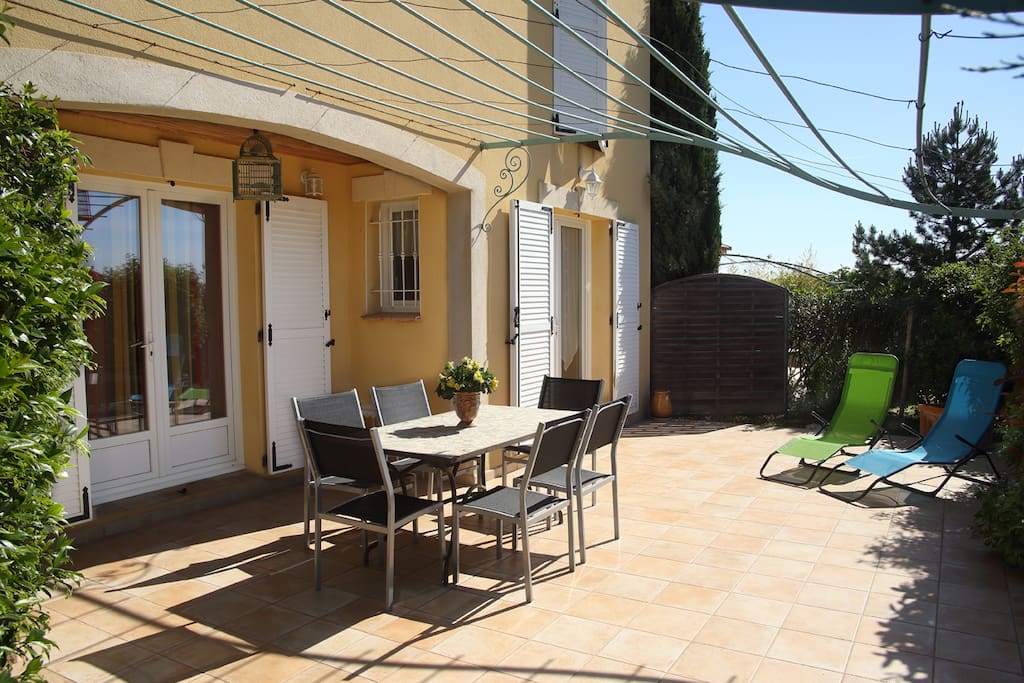 Grande terrasse avec pergola et mobilier
